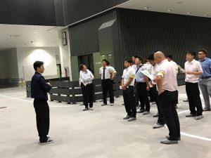 熱心に視察する参加者（豊洲市場）（８月９日、10日）